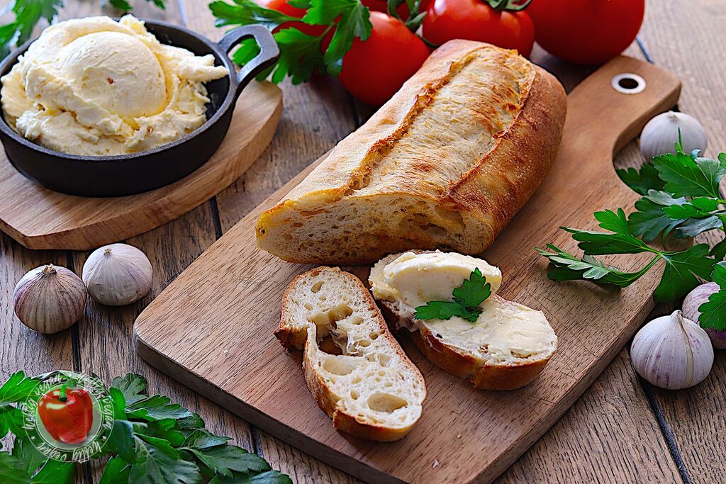 vegane Knoblauchbutter in Schälchen nebst Ciabatta