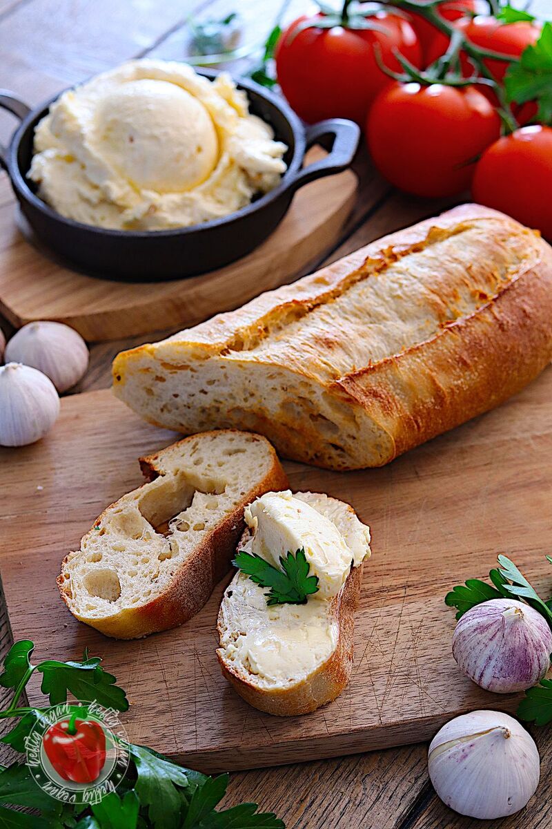 vegane Knoblauchbutter auf Baguette, frontal