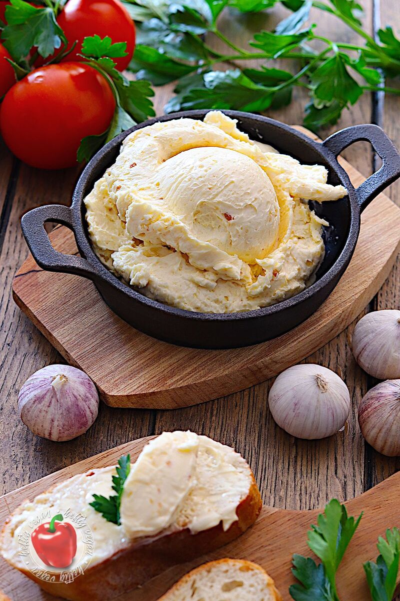vegane Knoblauchbutter in Schälchen, hockant mit Brot