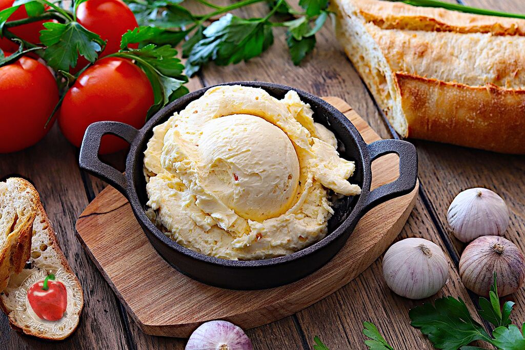 vegane Knoblauchbutter in Schälchen, von Oben