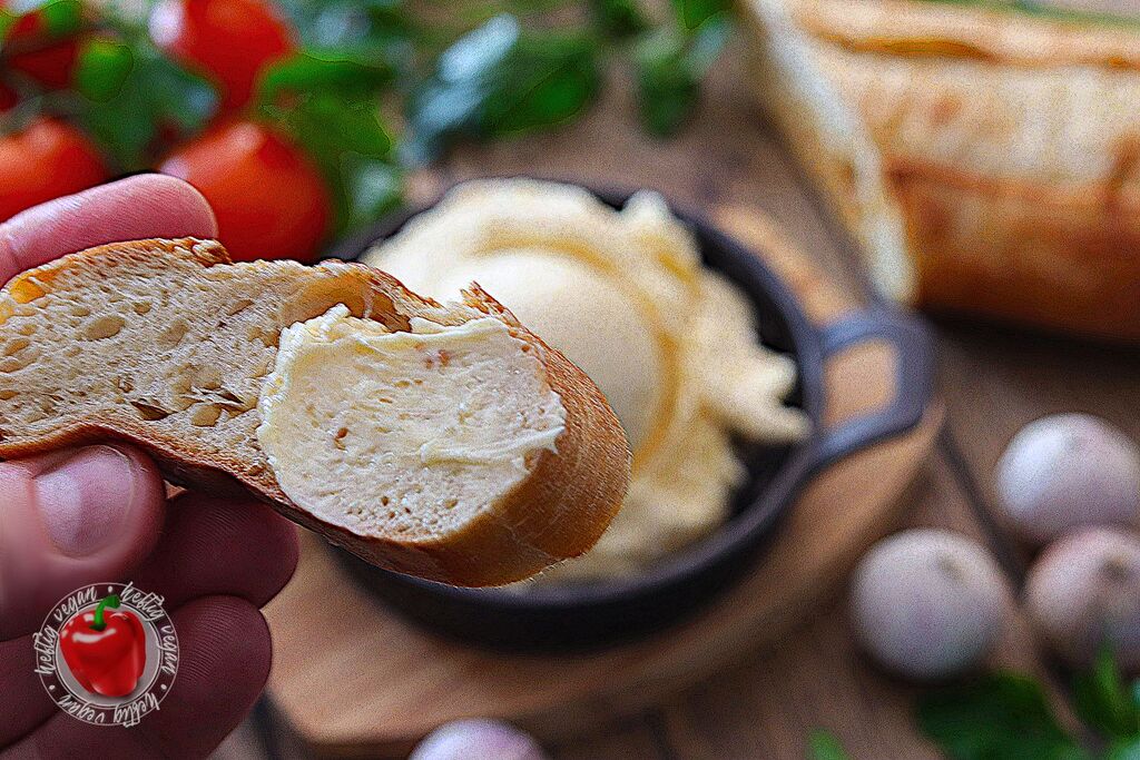 vegane Knoblauchbutter auf Baguette