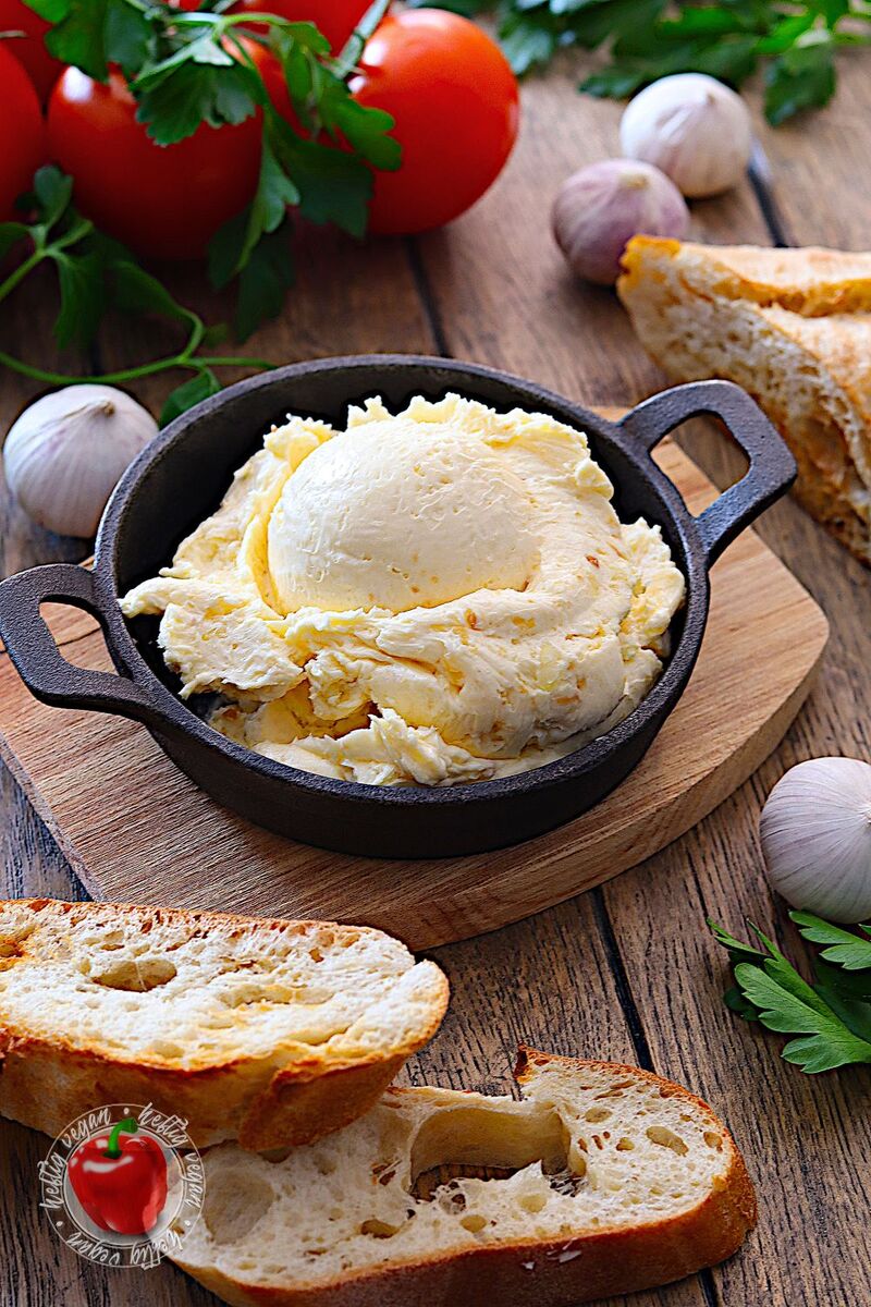 vegane Knoblauchbutter in Schälchen, hochkant